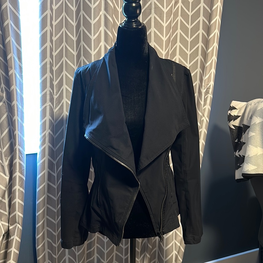Lululemon asymmetrical cycling jack, size 6